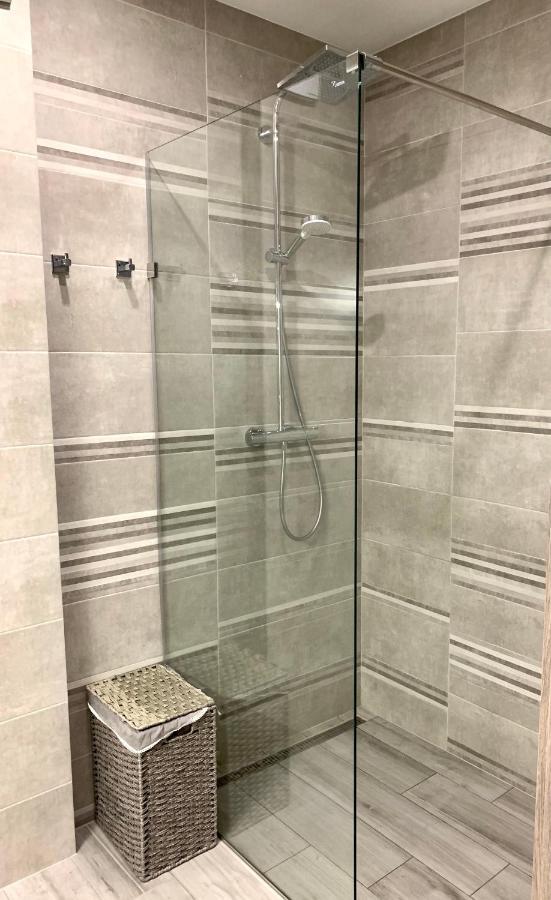 в новобудові в центрі з парковкою Apartment